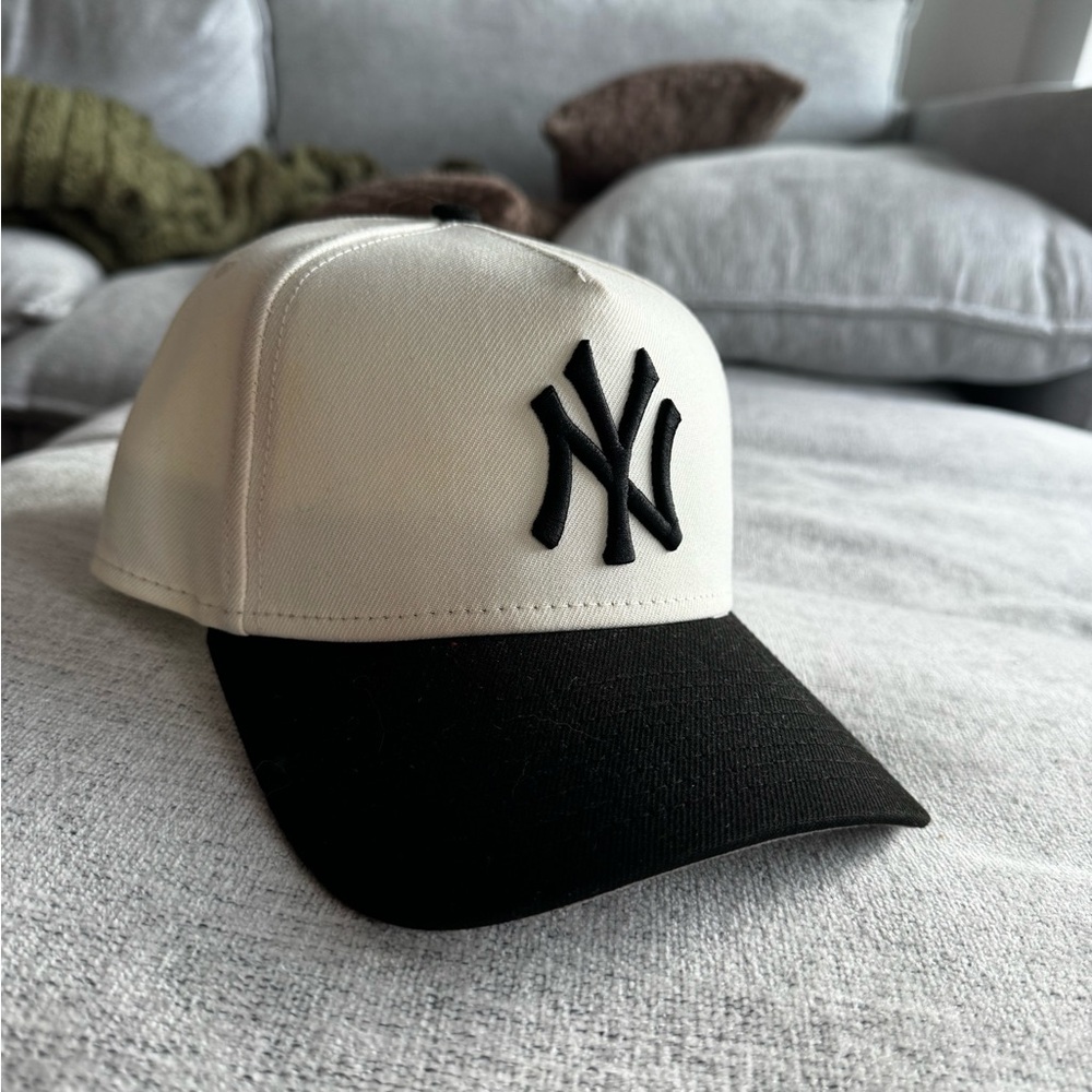 NY Yankees black and white curved brim 9forty SnapBack
